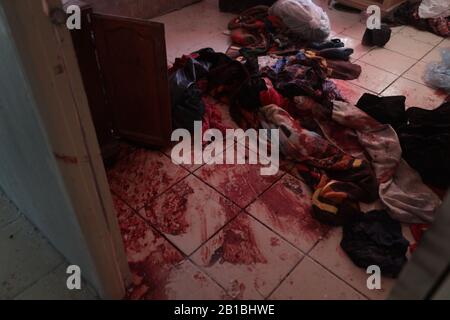 (22.02.2020) (ANMERKUNG DER REDAKTION: Bild enthält grafische Inhalte) Tatort in Ciudad Juarez, wo die Polizei gegen Kriminelle Schusswaffen, sechs Kriminelle getötet und zwei Polizisten verletzt wurden. (Foto von David Peinado/Pacific Press/Sipa USA) Stockfoto