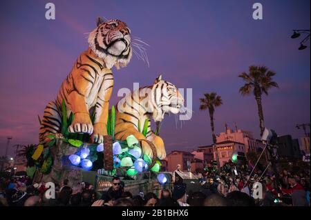 Parade des Karnevals Viareggio am Ufer der Stadt Ciareggio (Lucca), Italien am 23. Februar. 2020 stellen die großen Papier-Die-mâché-Schwimmer berühmte Politiker und Sportler dar. (Foto von Stefano Dalle Luche/Pacific Press/Sipa USA) Stockfoto