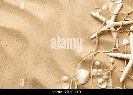 Sandhintergrund mit Starfishes und Seashells. Kopierbereich. Draufsicht. Flaches Lay Stockfoto