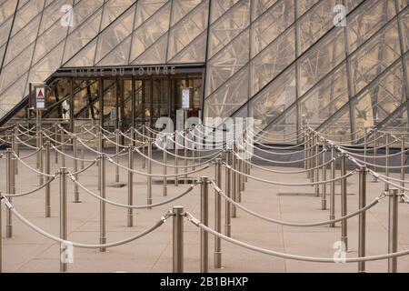 Napoleon-Innenhof im Louvre-Museum Paris Frankreich Stockfoto