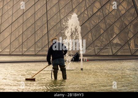 Napoleon-Innenhof im Louvre-Museum Paris Frankreich Stockfoto