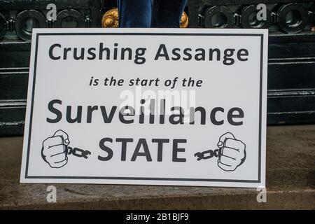 Einer der vielen Banner beim Don't Extradite Assange march in Australia House, aus Protest gegen die Auslieferung von WikiLeaks Julian Assange in die USA. Stockfoto