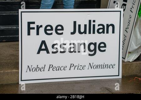 Einer der vielen Banner beim Don't Extradite Assange march in Australia House, aus Protest gegen die Auslieferung von WikiLeaks Julian Assange in die USA. Stockfoto