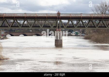 23/02/20120, Sabrina Bridge und die Eisenbahnbrücke Worcester England UK, die Überschwemmungen nehmen ab und die Hochwasserwasser fallen ab. Stockfoto