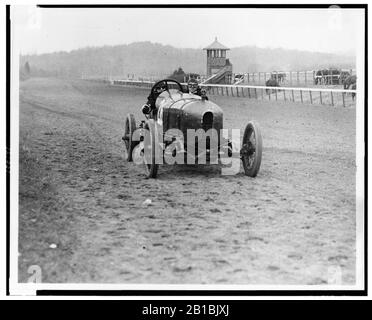 Vorderansicht des Mannes und der Frau, die in Stutz Weightman Special No. Fahren 26 auf Benning Race Track, Washington, D.C., Bereich Stockfoto