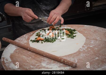 Türkische Pizza machen - fast Food und beliebte Straßennahrung in den mediterranen Ländern. Stockfoto