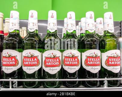 Samara, Russland - 23. Februar 2020: Stella Artois alkoholisches Bier bereit für den Verkauf auf dem Regal im Superstore. Verschiedene alkoholische Getränke in Flaschen und sp Stockfoto