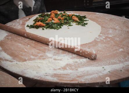 Türkische Pizza machen - fast Food und beliebte Straßennahrung in den mediterranen Ländern. Stockfoto