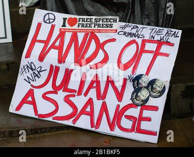 Einer der vielen Banner beim Don't Extradite Assange march in Australia House, aus Protest gegen die Auslieferung von WikiLeaks Julian Assange in die USA. Stockfoto