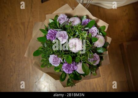 Pink Ponys . Blumenstrauß violett auf Papier . Papierbouquet aus frischem Rosa, lila Rosen . Rosa Blume in Vase. Blumen Lieferung. Stockfoto