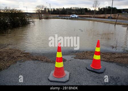 Perniönjoki überschwemmt in die Unterführung der Autobahn 52 und erreicht damit fast die Straße. Perniön asema, Salo, Finnland, 23. Februar 2020. Stockfoto