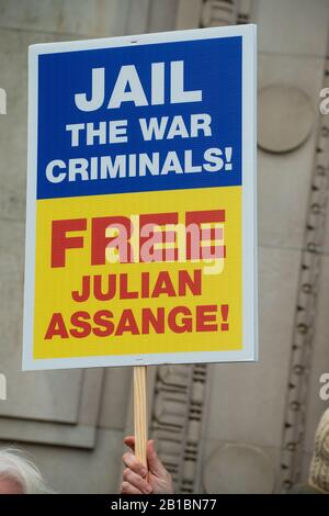 Einer der vielen Banner beim Don't Extradite Assange march in Australia House, aus Protest gegen die Auslieferung von WikiLeaks Julian Assange in die USA. Stockfoto