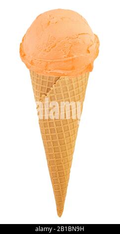 Orangefarbenes Eis im Kegel auf weißem Hintergrund mit Beschneidungspfad. Stockfoto
