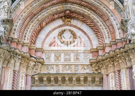 Detail aus der Hauptfassade des Duomo von Siena, Toskana, Italien. Stockfoto