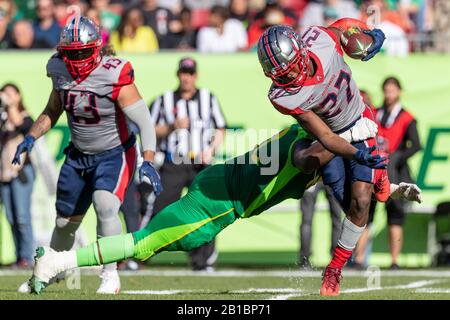 Tampa, Florida, USA. Februar 2020. Cornerback AJENE HARRIS (27) der Houston Roughnecks wird während des Spiels XFL Tampa Bay Vipers vs Houston Roughnecks im Raymond James Stadium in Tampa, Fl am 22. Februar 2020 in Angriff genommen. Kredit: Cory Knowlton/ZUMA Wire/Alamy Live News Stockfoto