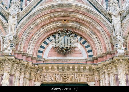 Detail aus der Hauptfassade des Duomo von Siena, Toskana, Italien. Stockfoto