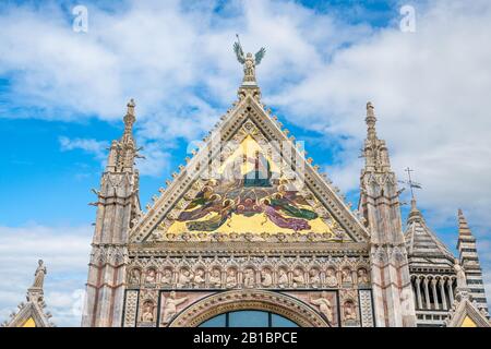 Goldenes Mosaik mit "Incoronazione della Vergine" aus der Fassade des Duomo von Siena, Toskana, Italien. Stockfoto