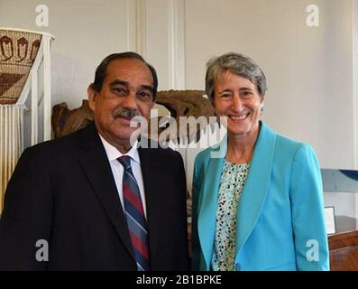 FSM-Präsident Peter M. Christian und US-Innenministerin Sally Jewell. Stockfoto