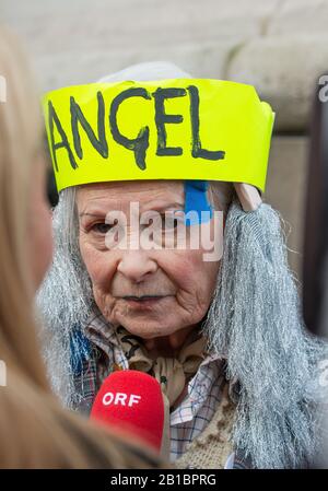 Die britische Modedesignerin und Aktivistin Vivienne Westwood bei einer Kundgebung aus Protest gegen die Gerichtsverhandlung/Auslieferung von WikiLeaks-Gründer Julian Assange in die USA Stockfoto