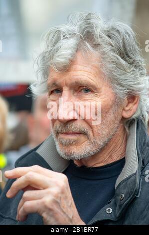 Porträt von Roger Waters von Pink Floyd bei einer Kundgebung aus Protest gegen die Auslieferung von WikiLeaks-Gründer Julian Assange in die USA vor der Gerichtsverhandlung. Stockfoto