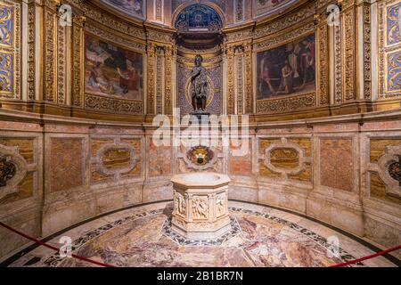 Kapelle des heiligen Johannes Täufers mit Statue aus Donatello, im Dom von Siena, Toskana, Italien. Stockfoto