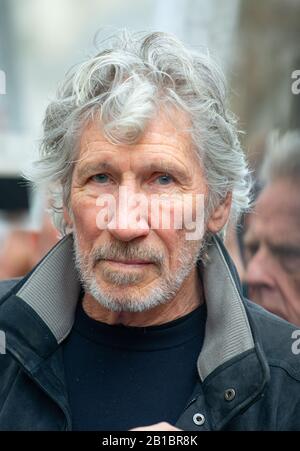 Porträt von Roger Waters von Pink Floyd bei einer Kundgebung aus Protest gegen die Auslieferung von WikiLeaks-Gründer Julian Assange in die USA vor der Gerichtsverhandlung. Stockfoto