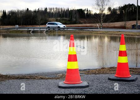 Überschwemmt den Fluss Perniönjoki und überschwemmt die Unterführung der Autobahn 52, Perniön asema, Salo, Finnland, nach zwei Februarstürmen. Februar 2020. Stockfoto