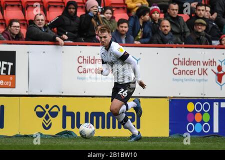 Februar 2020, The Valley, London, England; Sky Bet Championship, Charlton Athletic V Luton Town: James Bree (26) von Luton Town FC mit dem Ball Stockfoto