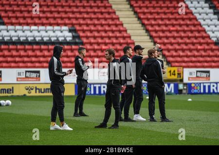 Februar 2020, The Valley, London, England; Sky Bet Championship, Charlton Athletic gegen Luton Town: Luton Spieler inspizieren das Spielfeld vor ko Stockfoto