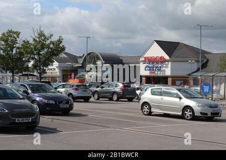 Wilmslow, ENGLAND, 20. AUGUST 2019: Blick auf den Handforth Dean Retail Park und den Parkplatz in der Nähe von Wilmslow in Cheshire. Über 40 Hektar, Stockfoto