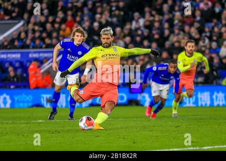 Februar 2020, King Power Stadium, Leicester, England; Premier League, Leicester City gegen Manchester City: Sergio Aguero (10) von Manchester City sieht seine Strafe gerettet Stockfoto