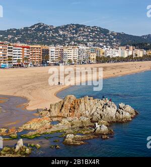 Lloret DE MAR, SPANIEN - FEBRUAR 02.2020: Lloret de Mar ist eines der führenden Reiseziele in Südeuropa, das an der 70 km entfernten Costa Brava liegt Stockfoto