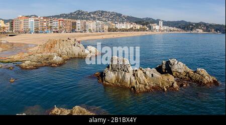 Lloret DE MAR, SPANIEN - FEBRUAR 02.2020: Lloret de Mar ist eines der führenden Reiseziele in Südeuropa, das an der 70 km entfernten Costa Brava liegt Stockfoto