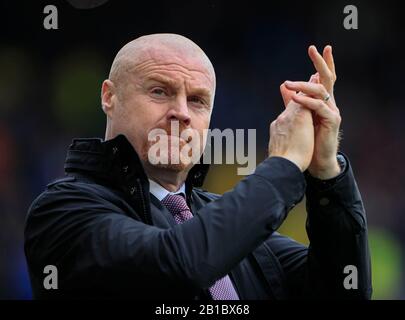 Februar 2020, Turf Moor, Burnley, England; Premier League, Burnley V Bournemouth: Burnley-Manager Sean Dyche lobt die Fans vor dem Spiel Stockfoto