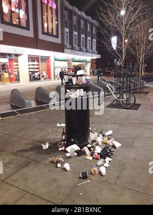 Überläufe der Abfalleimer in Worcester. 29/11/20/19 Worcester, England, Großbritannien. Der viktorianische Weihnachtsmarkt, die Straßen der Stadt, beschmutzt so viele Besucher, dass die Verschwendung Stockfoto