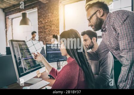 Die Entwicklung Programmierung und Coding Technologies. Website Design. Programmierer in einer Software arbeiten, entwickeln Unternehmen Office. Stockfoto