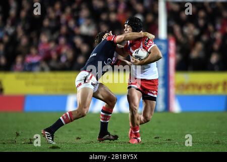 Februar 2020, Totally Wicked Stadium, St Helens, England; World Club Challenge, Saint Helens / Sydney ROOSTERS: Jonny Lomax (6) von St Helens wird von Kyle Flanagan (7) von Sydney ROOSTERS in Angriff genommen Stockfoto