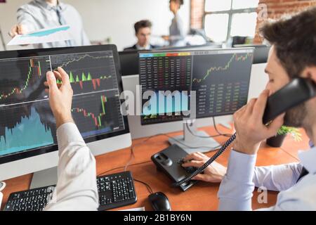 Der Investment-Trading des Business Teams macht diesen Deal an einer Börse. Mitarbeiter, die im Büro arbeiten. Stockfoto