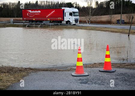 Perniönjoki überschwemmt in die Unterführung der Autobahn 52 und erreicht damit fast die Straße. Perniön asema, Salo, Finnland, 23. Februar 2020. Stockfoto