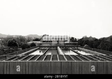 Moderne Kläranlage. Tanks für die Belüftung und biologische Reinigung von Klärwasser mit Aktivschlamm. Schwarz-Weiß-Bild Stockfoto