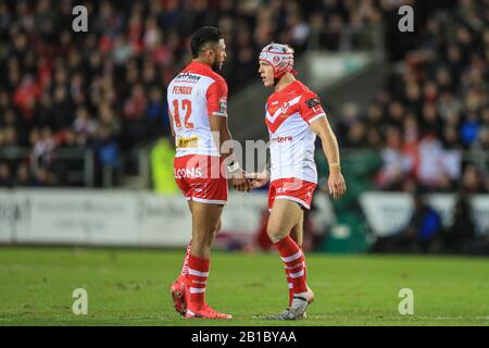 Februar 2020, Totally Wicked Stadium, St Helens, England; World Club Challenge, Saint Helens / Sydney ROOSTERS: Dom Peyroux (12) von St Helens und Theo Fages (7) von St Helens schütteln nach einem guten Spiel der Heiligen die Hände Stockfoto