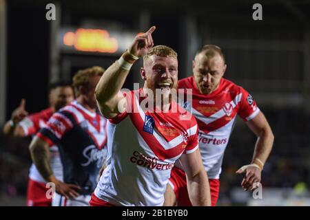 Februar 2020, Totally Wicked Stadium, St Helens, England; World Club Challenge, Saint Helens / Sydney ROOSTERS: Luke Thompson (10) von St Helens feiert, als er die Bewertung für die Heiligen eröffnet Stockfoto