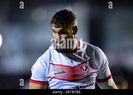 Februar 2020, Totally Wicked Stadium, St Helens, England; World Club Challenge, Saint Helens gegen Sydney ROOSTERS: Alex Walmsley (8) von St Helens während der Aufwärmphase Stockfoto