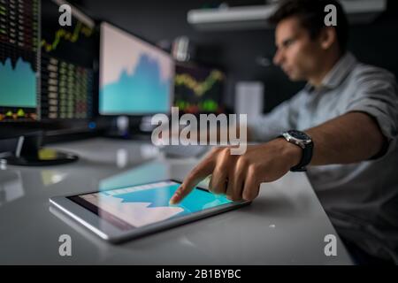 Analyse von Daten, Diagrammen und Berichten zu Investitionszwecken. Entwicklung neuer Ansätze. Stockfoto