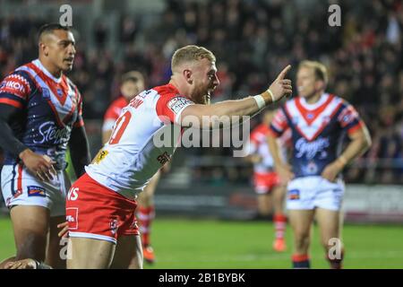 Februar 2020, Totally Wicked Stadium, St Helens, England; World Club Challenge, Saint Helens / Sydney ROOSTERS: Luke Thompson (10) von St Helens feiert seinen Versuch Stockfoto