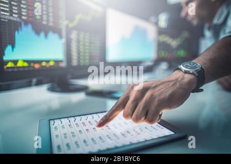 Analyse von Daten, Diagrammen und Berichten zu Investitionszwecken. Entwicklung neuer Ansätze. Stockfoto