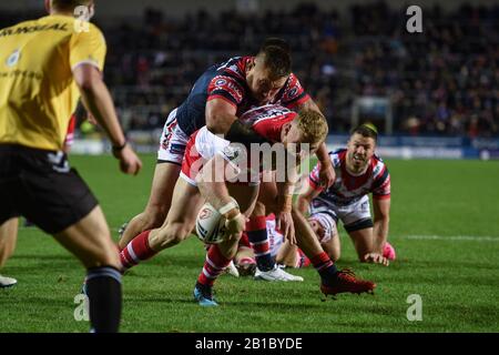 Februar 2020, Totally Wicked Stadium, St Helens, England; World Club Challenge, Saint Helens / Sydney ROOSTERS: Luke Thompson (10) von St Helens eröffnet die Punkteränge für die Heiligen Stockfoto