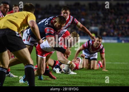 Februar 2020, Totally Wicked Stadium, St Helens, England; World Club Challenge, Saint Helens / Sydney ROOSTERS: Luke Thompson (10) von St Helens eröffnet die Punkteränge für die Heiligen Stockfoto