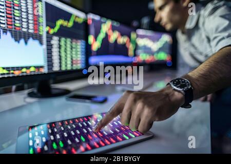 Analyse von Daten, Diagrammen und Berichten zu Investitionszwecken. Entwicklung neuer Ansätze. Stockfoto