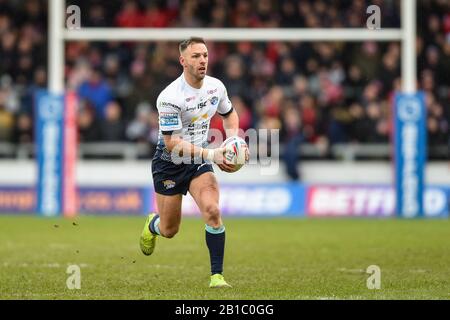 Februar 2020, AJ Bell Stadium, Eccles, England; Betfred Super League, Salford Red Devils gegen Leeds Rhinos: Luke Gale (7) von Leeds Rhinos greift die Linie an Stockfoto